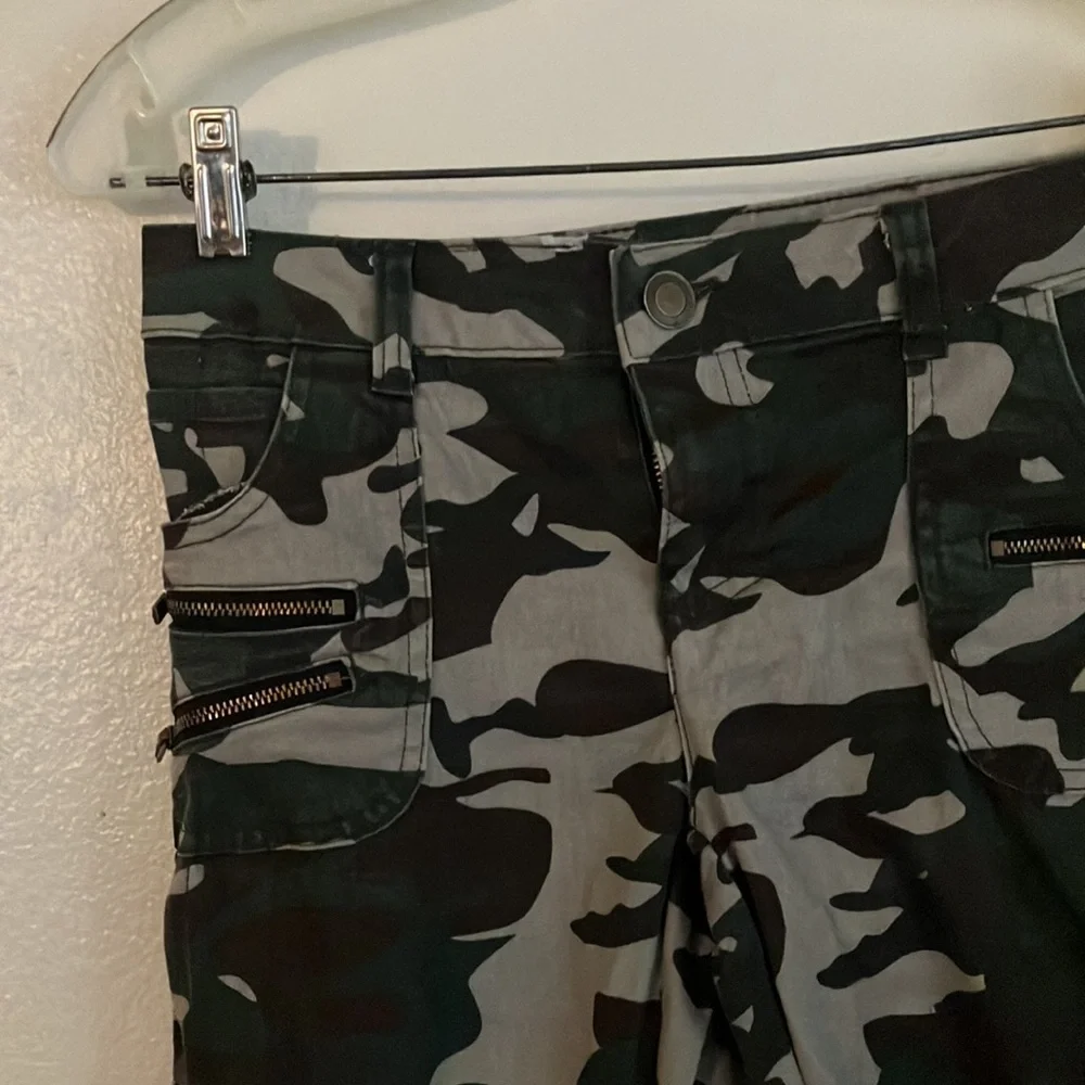 FINAL MARKDOWN No boundaries camo pants 9
